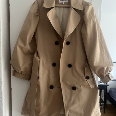 Schöner Trenchcoat der Marke Claudie Pierlot mit Puffärmeln, Grösse 36