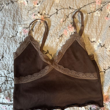 Braunes top mit spitze