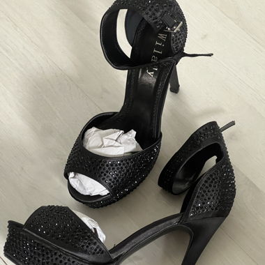 Scarpe col tacco nere con strass
