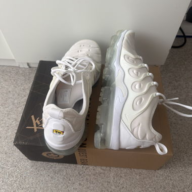 Weisse Sneaker mit transparenter Sohle