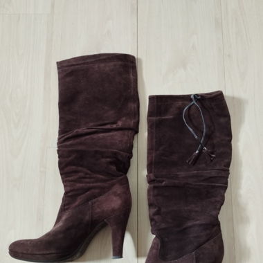 Lange braune Stiefel