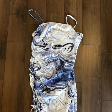 robe violette et blanche