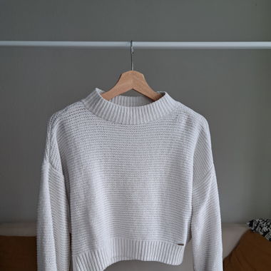 White pullover