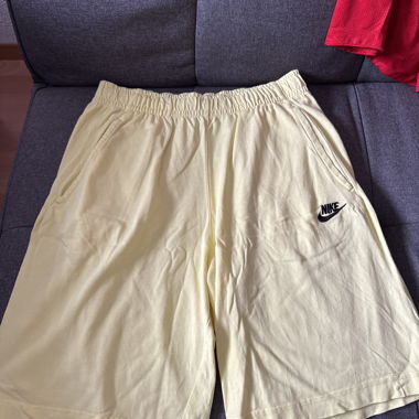 Gelbe Nike-Shorts