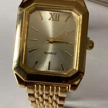 Orologio da polso dorato al quarzo rettangolare