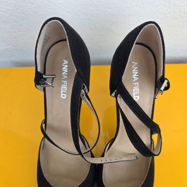 Scarpe nere con laccio