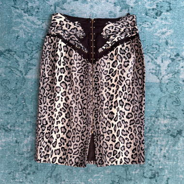 Gonna a matita midi con stampa leopardata e borchie