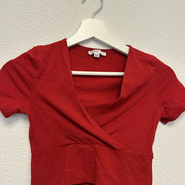 Haut court portefeuille rouge