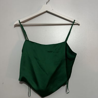 Top corto in raso verde con fiocco