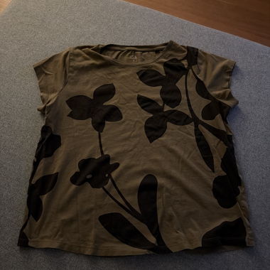 T-shirt kaki con stampa floreale nera