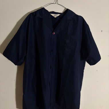 camicia blu con ricamo