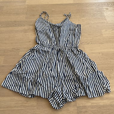 Gestreifter Wickel-Latz Kleid