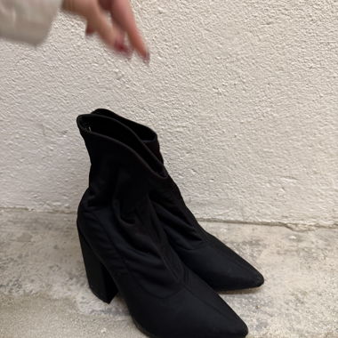 Schwarze Stiefeletten mit Absatz