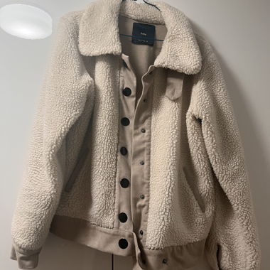 Veste pelucheuse avec des boutons cools.