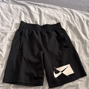 Short Nike 128/137 enfant 