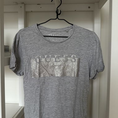 T-shirt Guess presque neuf en taille S