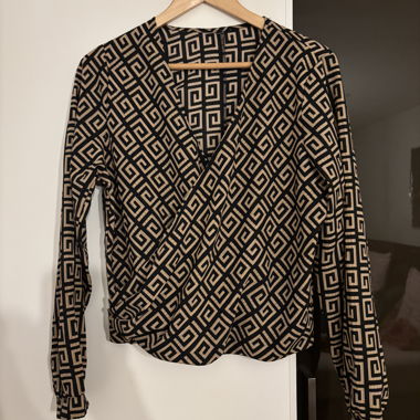 Gemusterte Wickelbluse mit langen Ärmeln