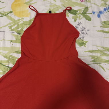 Robe rouge sans manches