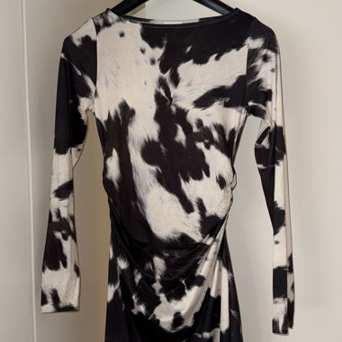 Robe à manches longues ASOS Design imprimé vache