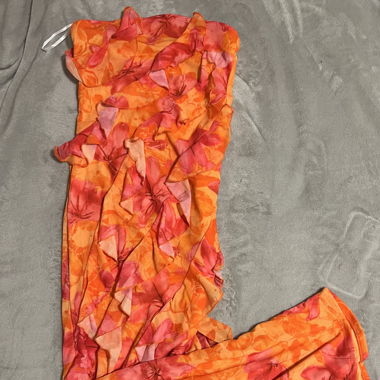Enges oranges Kleid mit Blumenmuster 