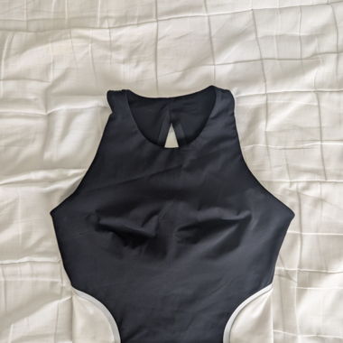Cooles Oysho Sporttop mit Cut-Out Detail