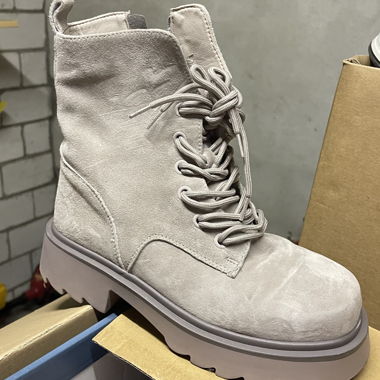 Bottines en daim avec doublure en fourrure grise