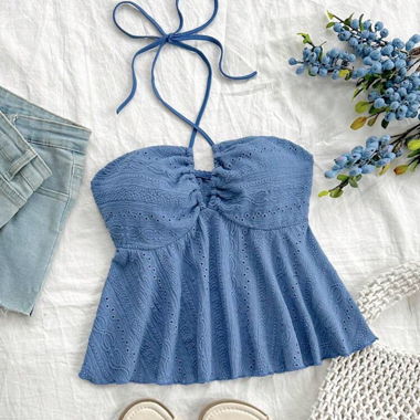 Blouse bleue à encolure à liens