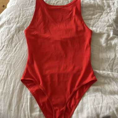 Body rosso con schiena scoperta