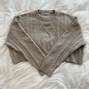 Maglione corto beige a trecce Bershka