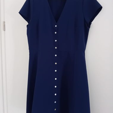 Abito blu scuro con bottoni