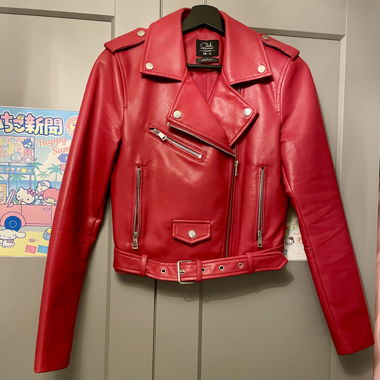 Rote Bikerjacke aus Kunstleder