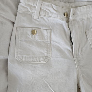 Nuovi jeans bianchi a gamba larga