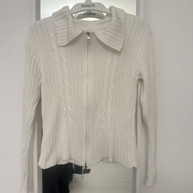 Maglia bianca a coste con zip e collo, realizzata in Italia