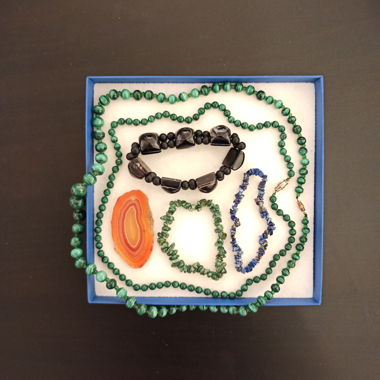Stein- Halsketten und -Armbänder 