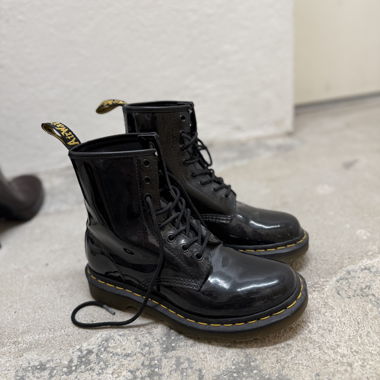 Schwarz lackierte Stiefel