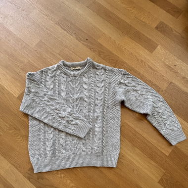 Grauer Strick-Pullover