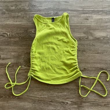 Grünes Top