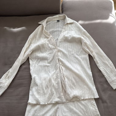 Cremeweisses Zweiteiler-Set aus Bluse & Shorts