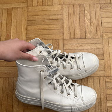 Converse blanche (pas en toile)