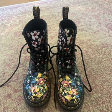 Stivali con fiori Dr. Martens