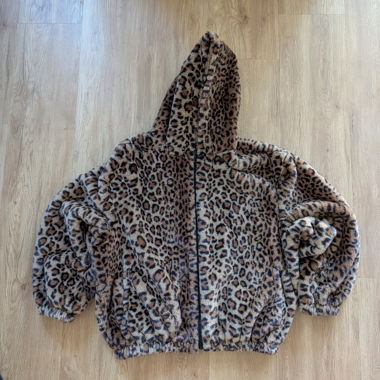 Giacca in pile con cappuccio a motivo leopardo