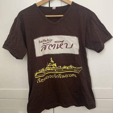 T-shirt brun avec imprimé