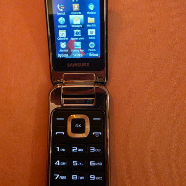 Samsung GT-C3595 3G Flip Phone