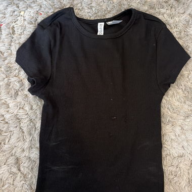 Schwarzes Ripp-T-Shirt
