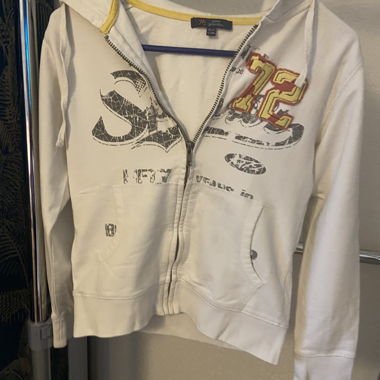 Pull avec capuche pour 10-11 ans.