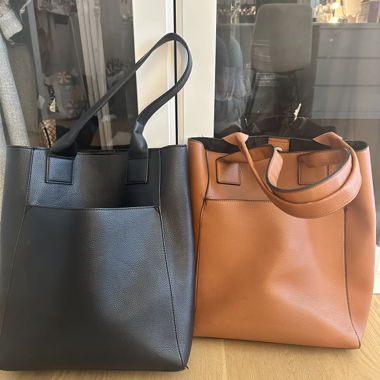 Zwei Shopper-Taschen in Schwarz und Cognac