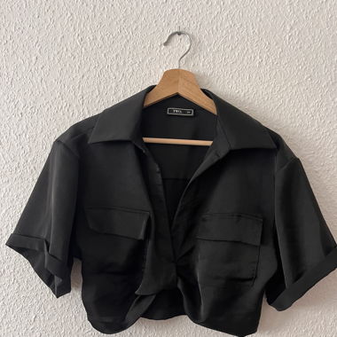 chemise courte noire à poches 