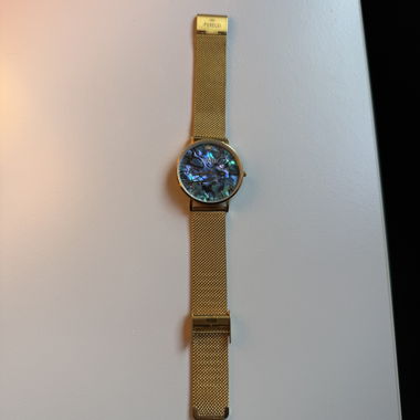 Orologio Purelei dorato con quadrante in madreperla.