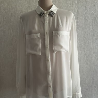 Transparente Bluse mit Strass am Kragen