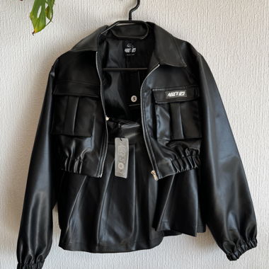 Set aus Rock & Jacke aus schwarzem Kunstleder
